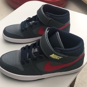 B R A N D   N E W - Nike Shoes (Youth)